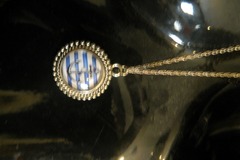 Sale retail: sautoir en métal argenté avec un pendentif cabochon marinière