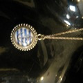 Sale retail: sautoir en métal argenté avec un pendentif cabochon marinière