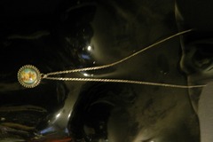 Sale retail: sautoir en métal argenté avec un pendentif cabochon girafe