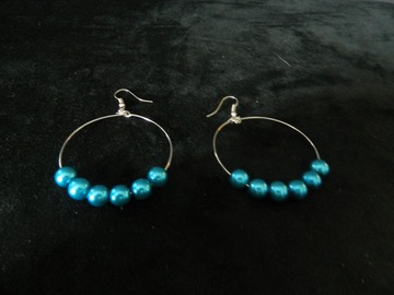 Vente au détail: boucles d'oreilles créoles en métal argenté avec 6 perles bleu 