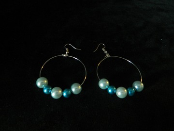 Vente au détail: boucles d'oreilles en métal argenté avec 3 perles gris et 2 perle