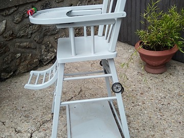 Selling: Chaise haute en bois. Trandformable