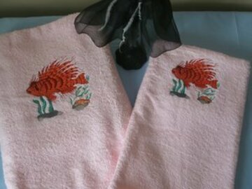 Vente au détail: Drap de bain + serviette de toilette éponge rose motif brodé