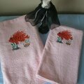Vente au détail: Drap de bain + serviette de toilette éponge rose motif brodé