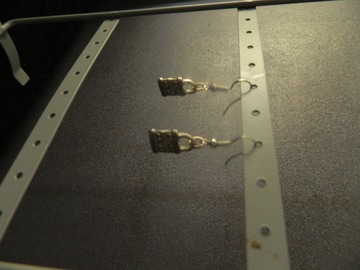 Vente au détail: boucles d'oreilles en métal argenté avec breloques cadenas 