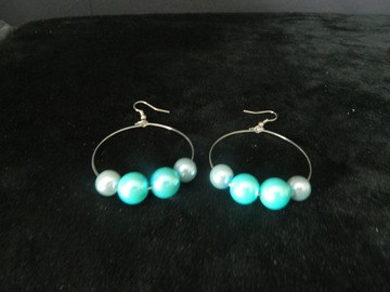 Vente au détail: boucles d'oreilles avec 2 perles gris et 2 perles bleu 