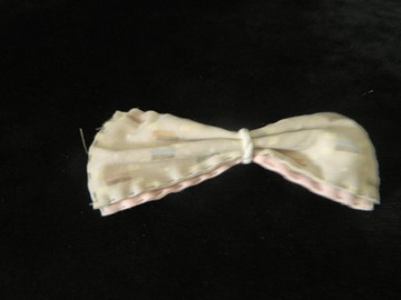 Vente au détail: broche en noeud papillon en tissu beige avec un lien blanc 