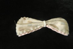 Vente au détail: broche en noeud papillon en tissu beige avec un lien blanc 