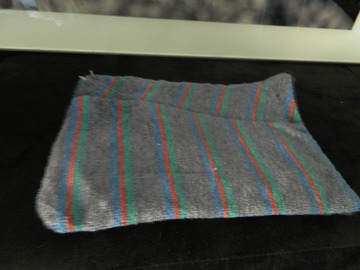 Vente au détail: trousse plate en velours gris, bleu, rouge et vert 