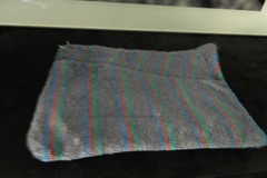 Vente au détail: trousse plate en velours gris, bleu, rouge et vert 