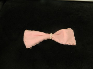 Sale retail: broche noued papillon en tissu rose avec un lien blanc 