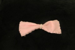 Vente au détail: broche noued papillon en tissu rose avec un lien blanc 