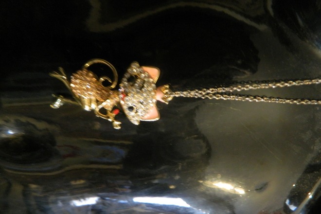 sautoir en métal argenté avec un pendentif chat 