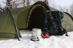 Til leie (per uke): Retkeilypaketti kahdelle, teltta, 2xmakuualusta, 2xrinkka, keitin