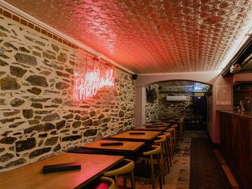Free | Book a table: Grab a glass of wine and start working with your own style