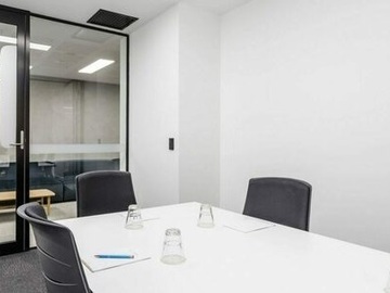 Book a meeting | $: Half Boardroom | The ideal space for meetings and presentations