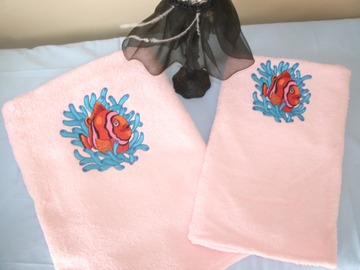 Sale retail: Drap de bain + serviette de toilette rose avec motif brodé