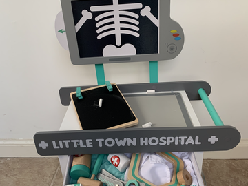 Rent out Weekly: Mini Medic Wooden Set