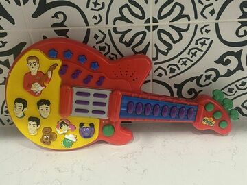 Selling with online payment: THE WIGGLES MUSICAL GUITAR - SPIN MASTER 2003 - WORKS GREAT