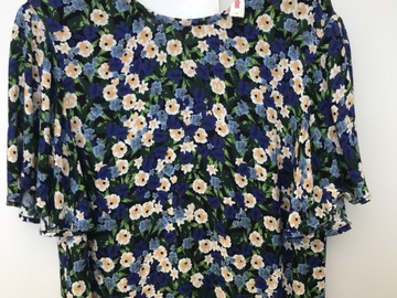 Selling: Pretty floral top