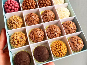 Selling: Chocoballs Gift Box of 16 sweets: 