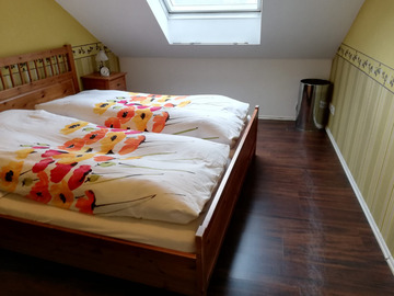 Biete Hilfe: Doppelbett komplett mit Nachttischen 