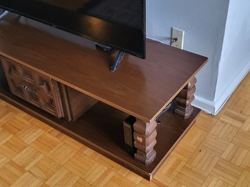 Selling: Wooden TV stand