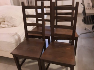 Selling: 4 chaises bois bon etat