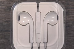 Liquidation/Wholesale Lot: 6 Earbuds for Apple + Android (3.5mm connection w/mic)