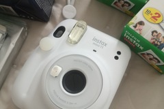 Ilmoitus: Fujifilm Instax Mini 11 kompaktikamera ja filmit 90 kpl