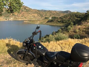 Vuokraa tuote: Suzuki Marauder 125 -moottoripyörä