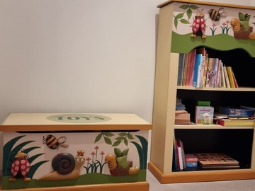 Gebruikte apparatuur: Boekenkast en bijbehorende speelgoedkist