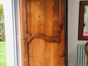 Vente: Meuble ancien de style à une porte en bois massif