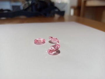 Ilmoitus: 12mm vaaleanpunaisia muovitimantteja