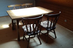 Biete Hilfe: Tisch, 8 Stühle und Kleinmöbel in massiver Eiche
