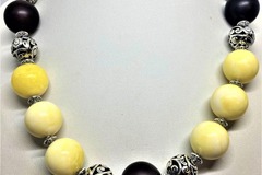 Vente au détail: Ambre très beau collier en ambre jaune clair et ambre noire 47cm