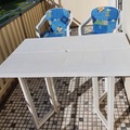 Biete Hilfe: Gartentisch klappbar mit 4 weissen Stühlen und Auflagen