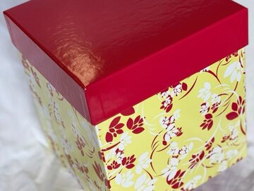 Comprar ahora: Red and Yellow Gift Box