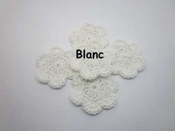 Sale retail: Lot de 2 Fleurs au crochet Blanc