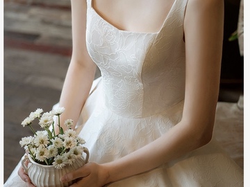 Ilmoitus: Kukkakirjailtu valkea mekko