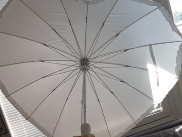 Ilmoitus: Valkoinen, sydämenmallinen sateenvarjo