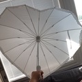 Myydään (Yksityinen): Valkoinen, sydämenmallinen sateenvarjo