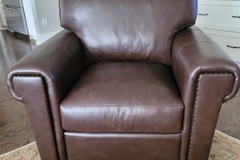 Selling: Leather swivel chair