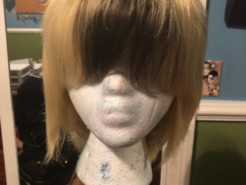 Selling with online payment: Blonde wig with black fringe in the middle