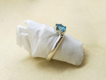 Vente au détail: Création en argent, anneau croisé et apatite "bleu néon"