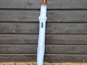 Ilmoitus: Valkoinen iso sateenvarjo (VARATTU)