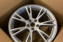 Selling: Tesla 2021 model Y oem wheels with caps