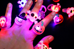Comprar ahora: 100Pcs Halloween Ghost Skull Glowing Brooch Rings for Kids Gifts 