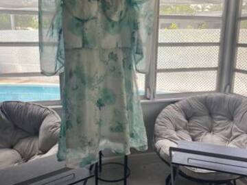 Selling: Woman clothes. Dress