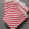 Ilmoitus: Puna-valkoisia paperipusseja (37kpl)